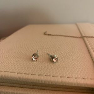 Round diamond studs
